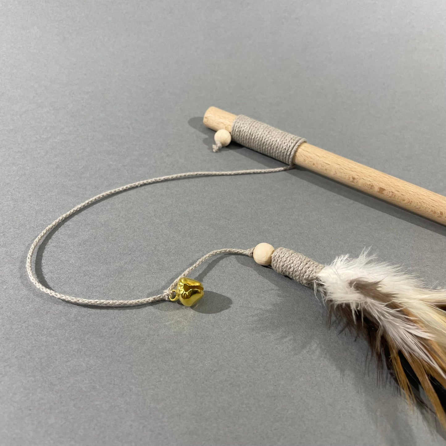 KATTVIPPA - Favoritleksak i naturliga material