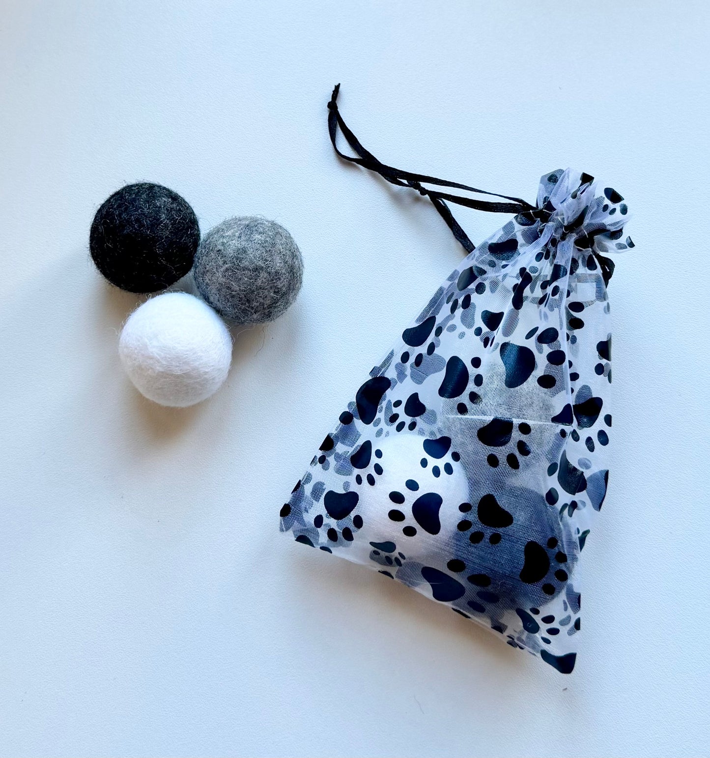 ULLBOLLAR – Naturmaterial för att stimulera katten